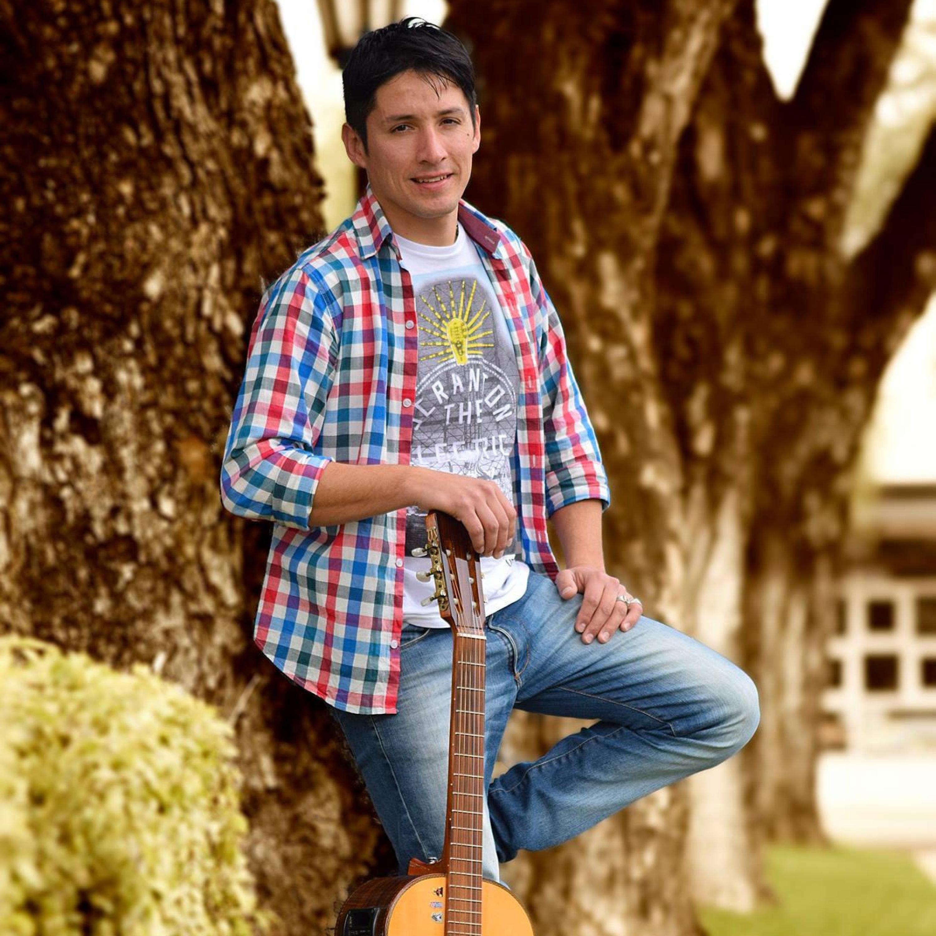Niko el Yerbatero | iHeart